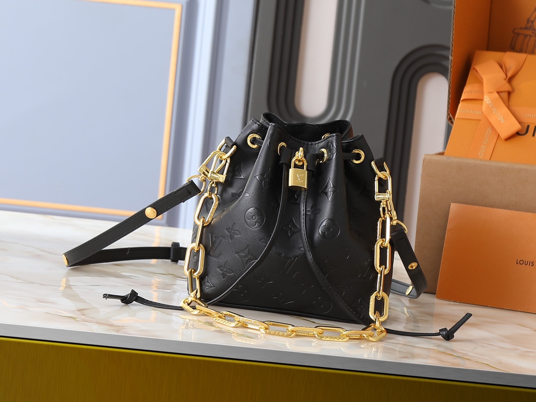 Louis Vuitton LV Classic Handbag Premium Canvas Model M15134 Magnetic Lock Elegant Look Unisex